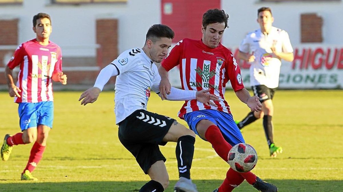 Martiña pugna por el balón en el partido ante la Segoviana.-J. M. LOSTAU