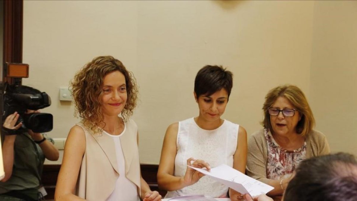 Batet y otras dirigentes del grupo socialista registran este miércoles sus iniciativas en el Congreso.-AGUSTÍN CATALÁN