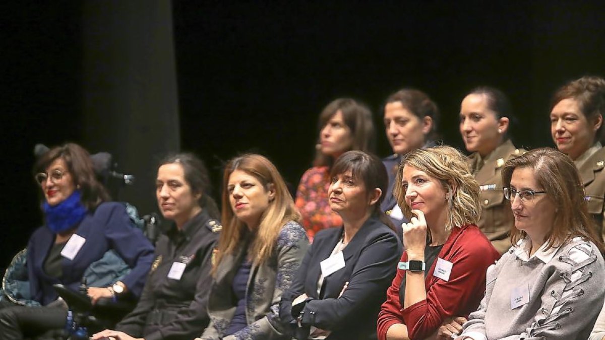 La consejera Alicia García junto a otras mujeres que compartieron su experiencia en #Rompedoras.-ICAL