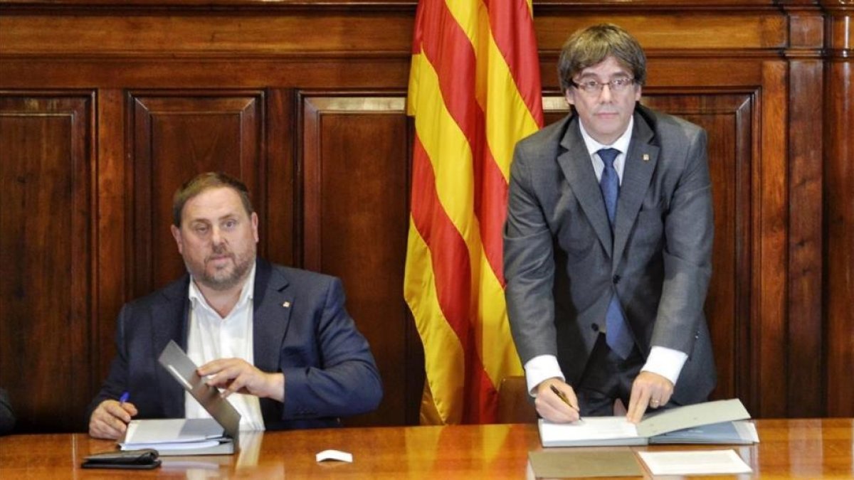 Firma del decreto convocatoria referendum en el Parlament.-FERRAN SENDRA