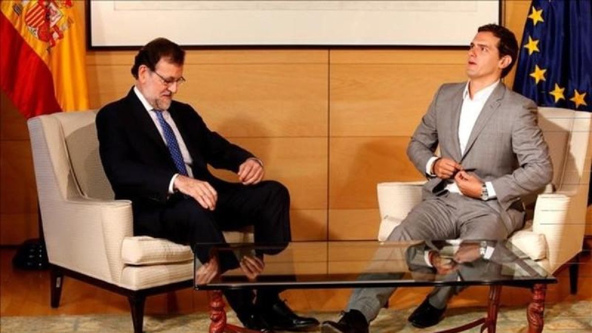 El presidente en funciones, Mariano Rajoy, y el líder de Ciudadanos, Albert Rivera, este martes en el Congreso, al inicio de la reunión para hablar de la investidura.-JUAN MANUEL PRATS