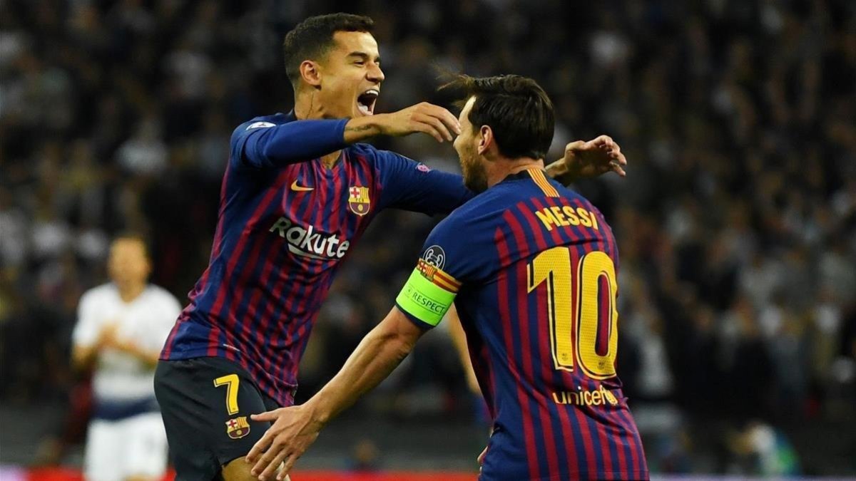 Coutinho y Messi se abrazan.-