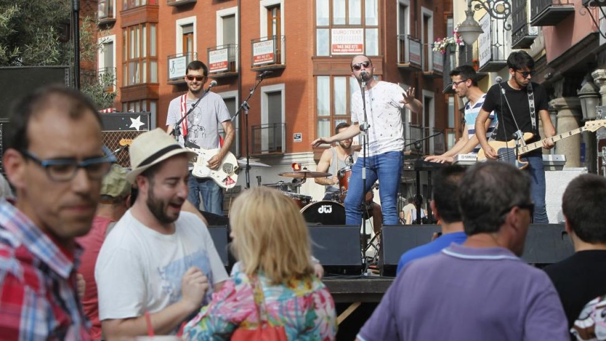 a ciudad se llenó ayer  de música de la mano de  Octubre Polar, Roberto Calles, Costa Moreras o el coro In Crescendo.-J. M. LOSTAU