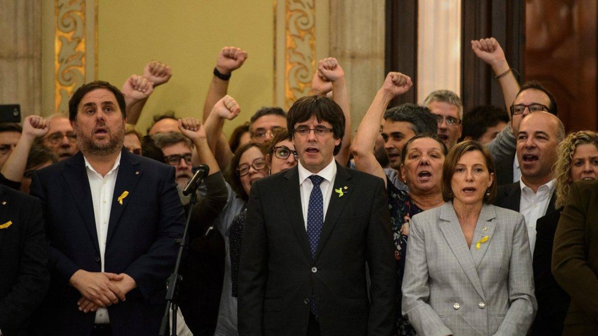 Puigdemont y Junqueras durante la DUI en 2017-