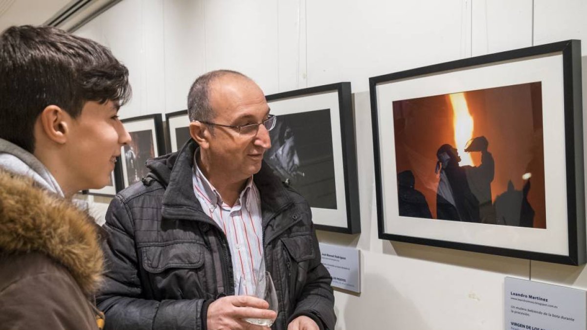 Exposición fotográfica de la Virgen de los Pegotes en la Sala de Exposiciones de la Acera de Recoletos-Miguel Ángel Santos