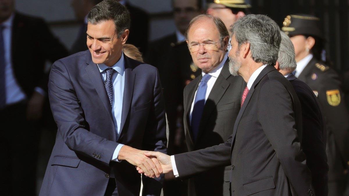 Abucheos y silbidos a Pedro Sánchez a su llegada al Congreso para participar en el acto conmemorativo de los 40 años de la Constitución española.-EFE / JUANJO MARTÍN
