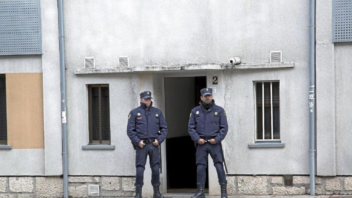 Agentes de la Policía en el marco de una operación antidroga-EL MUNDO