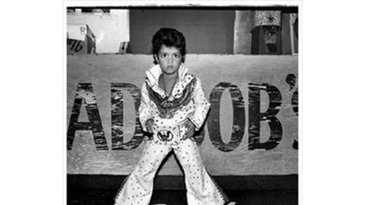 Bruno Mars, imitando a Elvis Presley cuando tenía cuatro años.-