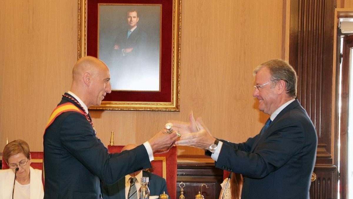 El alcalde saliente, Antonio Silván (d), con el entrante, José Antonio Díez(i)-ICAL