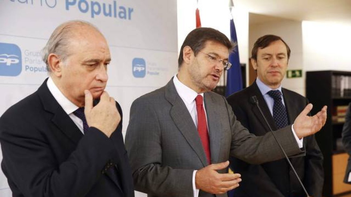 Fernández Díaz, Rafael Catalá y Rafael Hernando.-Foto: PACO CAMPOS/ EFE