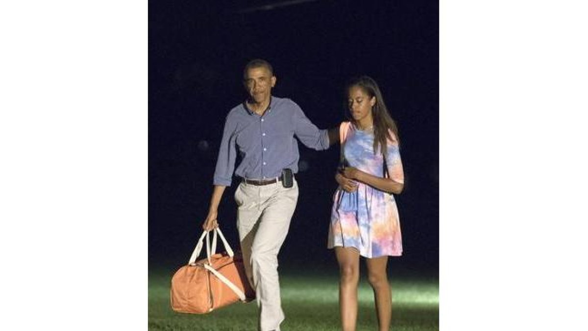 El presidente Obama y su hija Malia, en Washington, en agosto del año pasado.-Foto: KEVIN DIETSCH / POOL / EFE
