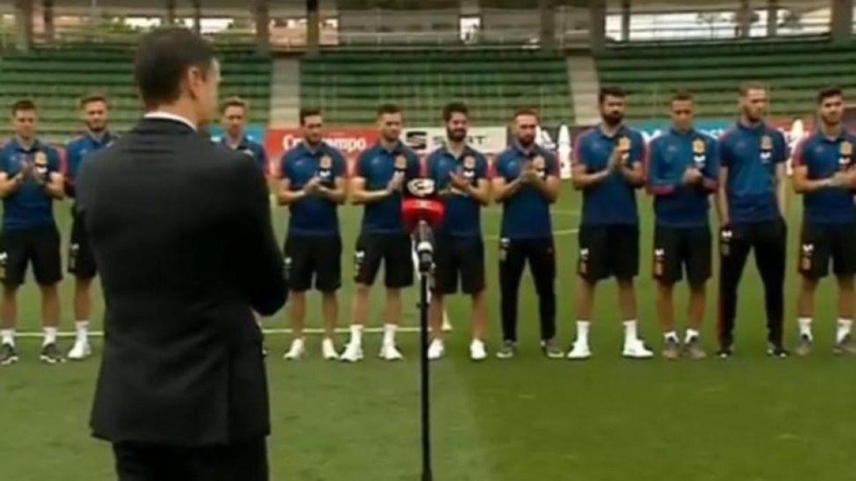 De Gea (segundo por la derecha) niega el aplauso a Pedro Sánchez tras su discurso ante los jugadores de la selección.-EL PERIÓDICO