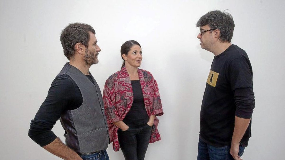 El director Pere Vilà (dcha) junto a Nora Navas y Alex Brendemühl, protagonistas de ‘L’arteria invisible-Pablo Requejo