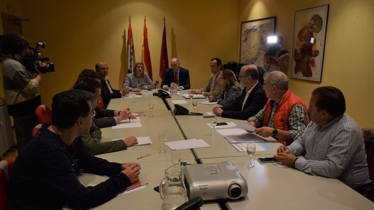 La consejera de Economía y Hacienda, Pilar del Olmo, en una reunión en la Delegación Territorial de la Junta en León con el grupo de trabajo creado sobre Vestas con la Fundación Anclaje-EUROPA PRESS