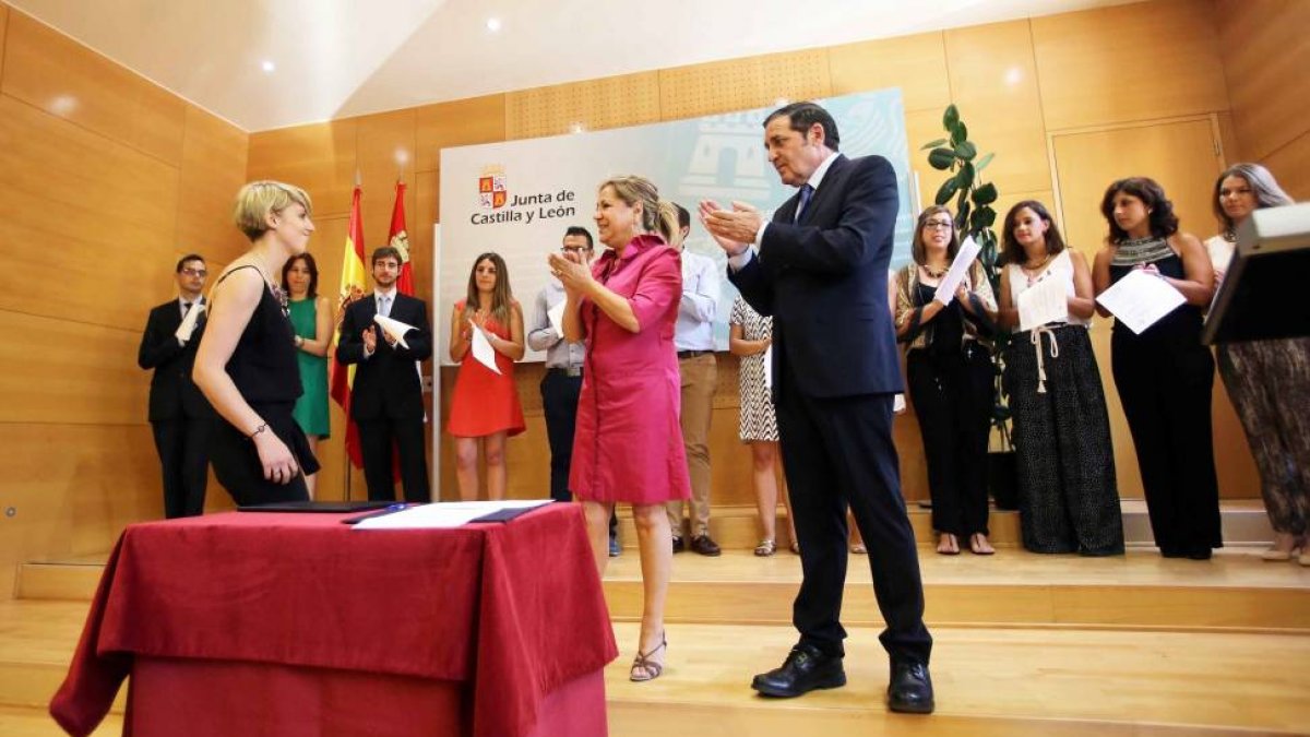 La vicepresidenta de la Junta de Castilla y León, Rosa Valdeón, y el consejero de Sanidad, Antonio María Sáez, presiden el acto de incorporación de los 15 residentes más destacados a sus puestos de trabajo.-ICAL