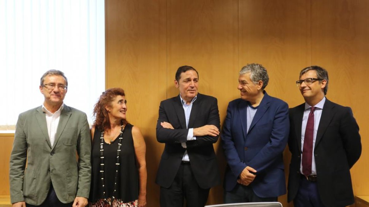 El consejero de Sanidad, Antonio Sáez, mantiene un encuentro informativo sobre proyectos de unidades de gestión clínica en Castilla y León-ICAL