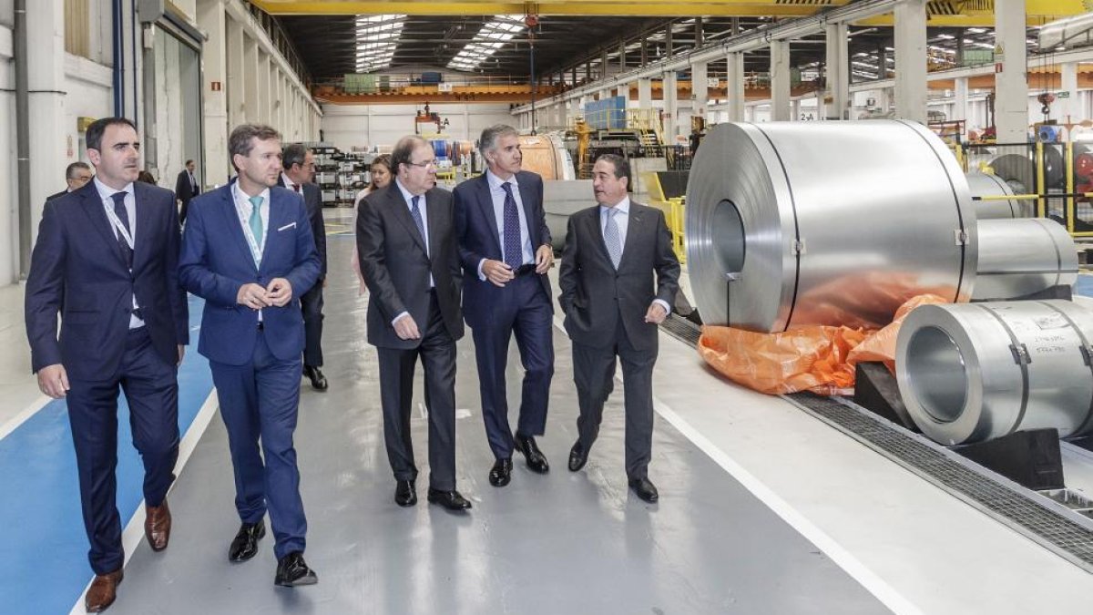 En el centro, Herrera, junto a Jon Riberas y ArturoSagredo, director general de Gonvarri en Burgos-Santi Otero