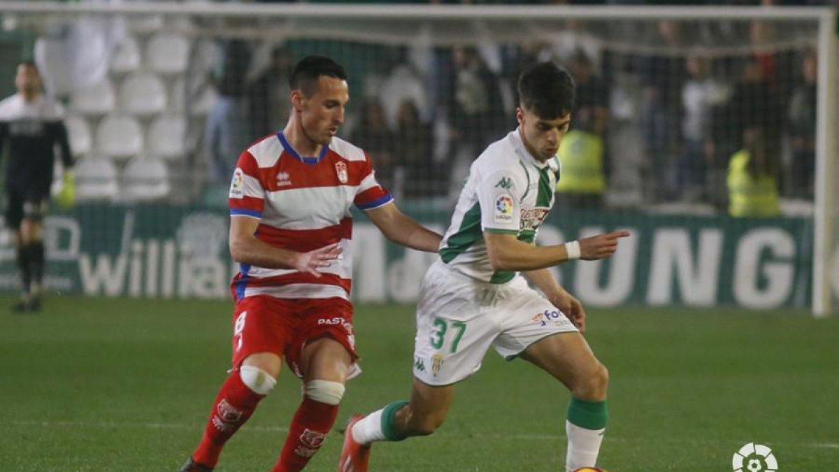 Aguado conduce el balón ante la presión de Fede, durante el Córdoba-Granada de esta temporada.-LALIGA