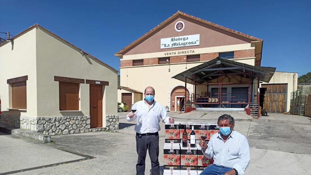 Álvaro Sotillos y Honorio Arroyo frente a la cooperativa Bodega La Milagrosa