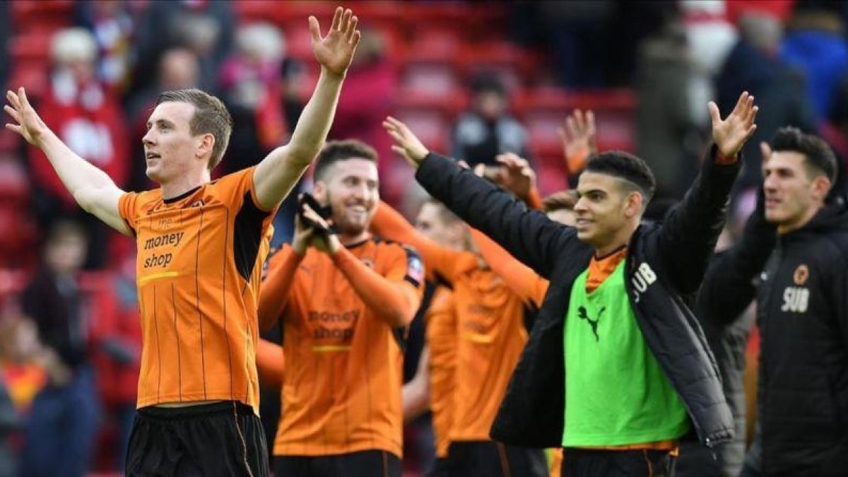 Los jugadores del Wolverhampton celebran el triunfo sobre el Liverpool en Anfield.-PAUL ELLIS