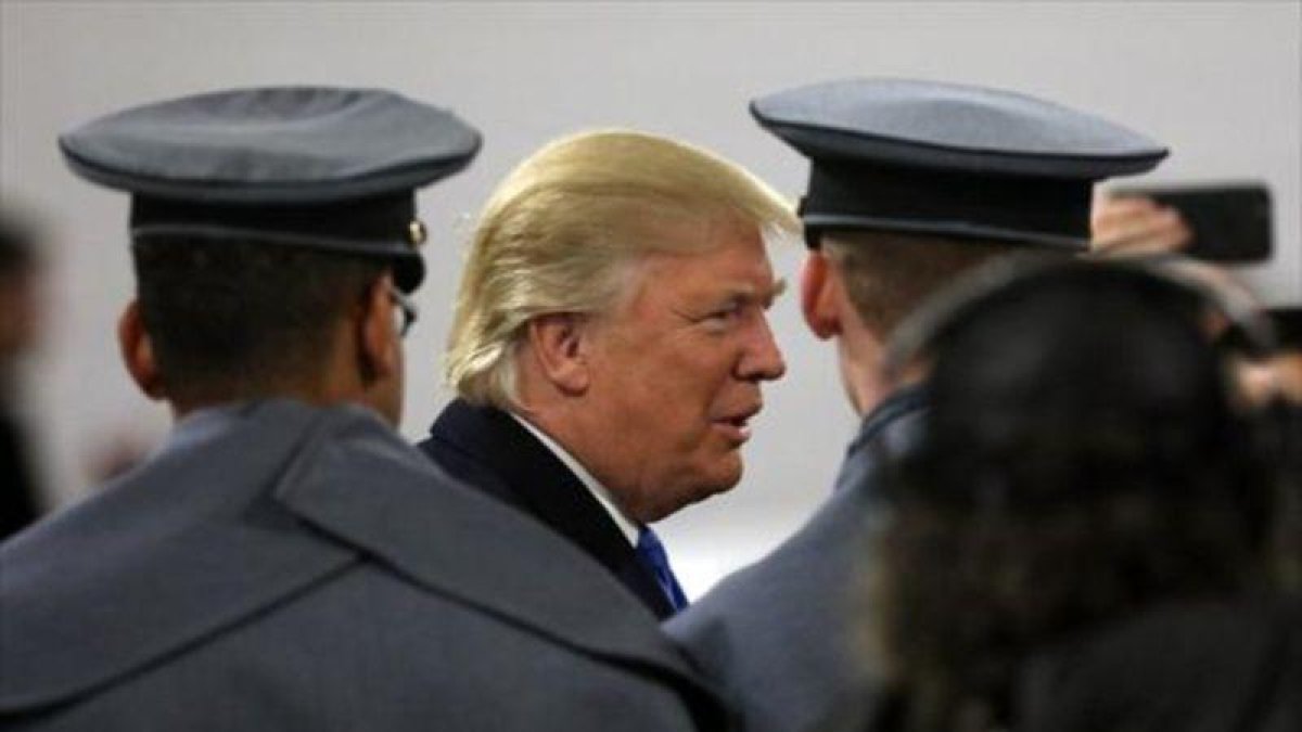 Trump, con cadetes de una academia militar en Baltimore.-AFP / AARON P. BERNSTEIN