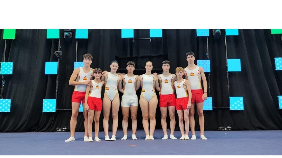 Gimnastas del Club Gimnasia Acrobática Valladolid participante en el Mundial de Birmingham. / EL MUNDO