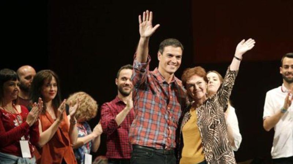 Pedro Sánchez y la exministra Carmen Calvo, anoche, en Almería.-EFE / CARLOS BARBA