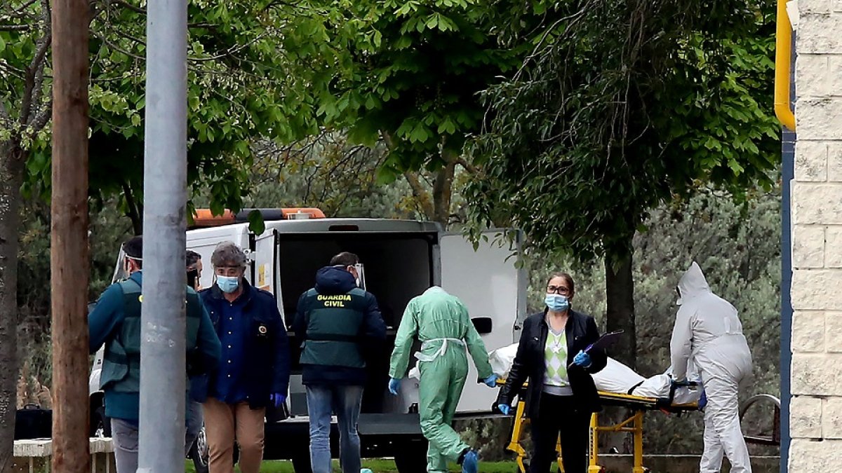 El servicio forense retira el cuerpo de David tras se descubierto en el parque del polideportivo el 16 de abril. ICAL
