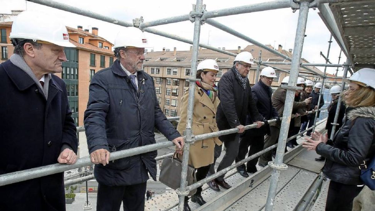 Miguel, De la Riva, Vidal, Martínez Bermejo y Cárcel, durante la visita a las obras de la fachada-El Mundo