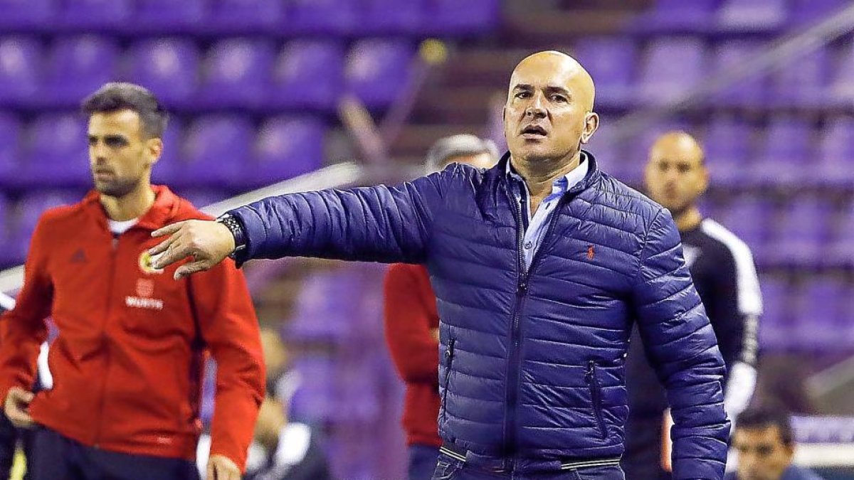 Luis César da instrucciones durante el partido copero contra el Leganés.-JUAN MIGUEL LOSTAU