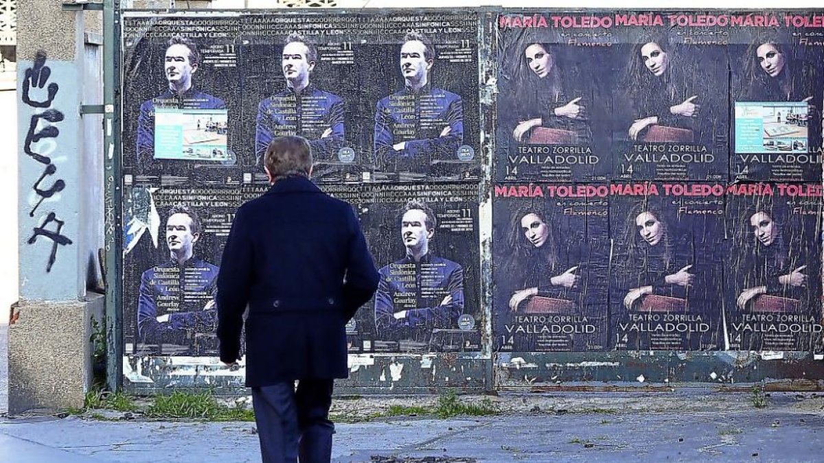 Carteles pegados en una valla de la calle Recondo.-M. A. SANTOS / PHOTOGENIC