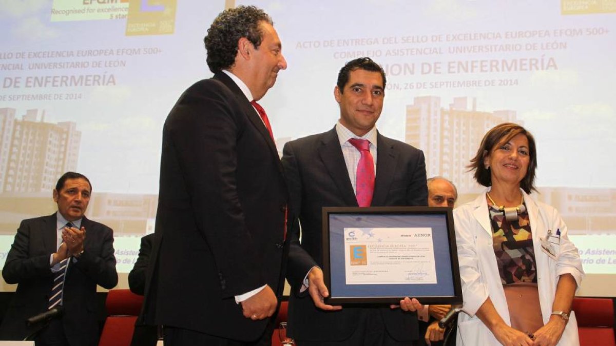 El consejero de Sanidad, Antonio María Sáez (C), asiste a la entrega de la acreditación de excelencia europea 500+ a la División de Enfermería del Complejo Asistencial Universitario de León. Sabina Freile (D), Directora de Enfermería, recibe el diploma-Ical