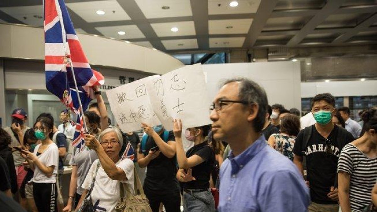 Manifestantes ocupan el vestíbulo de la Torre Revenue en Hong Kong.-EPA
