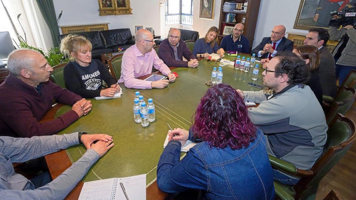 Representantes del comité de empresa de Dulciora reunidos con Carnero y los portavoces de los grupos políticos.-E. M.
