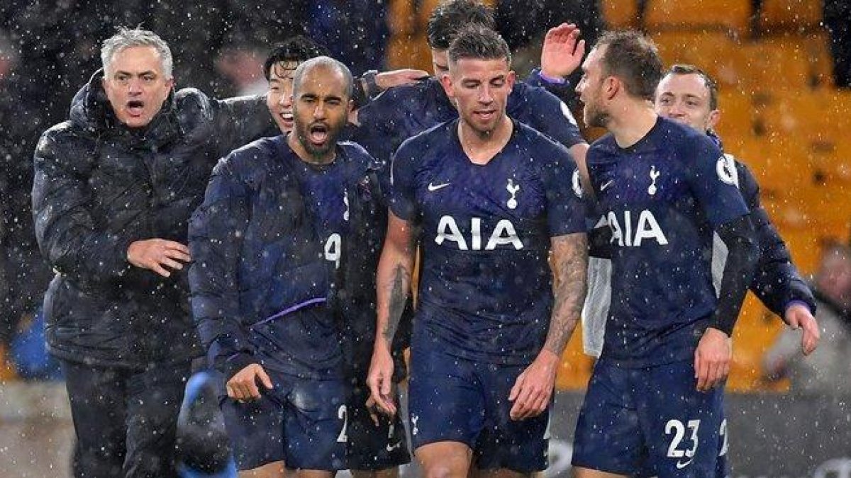 Jose Mourinho celebra alborozado con sus jugadores el triunfo del Tottenham en el campo del Wolverhampton.-AFP