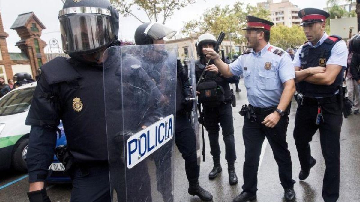 Enfrentamiento verbal entre agentes de los Mossos y la Guardia Civil en el IES Can Vilumara de lHospitalet de LLobregat.-QUIQUE GARCIA/EFE