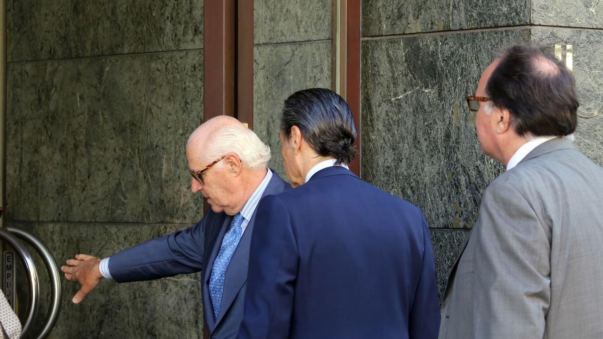 Llegada al juzgado para declarar de algunos de los citados como testigos en la trama eólica, en una imagen de archivo.-ICAL