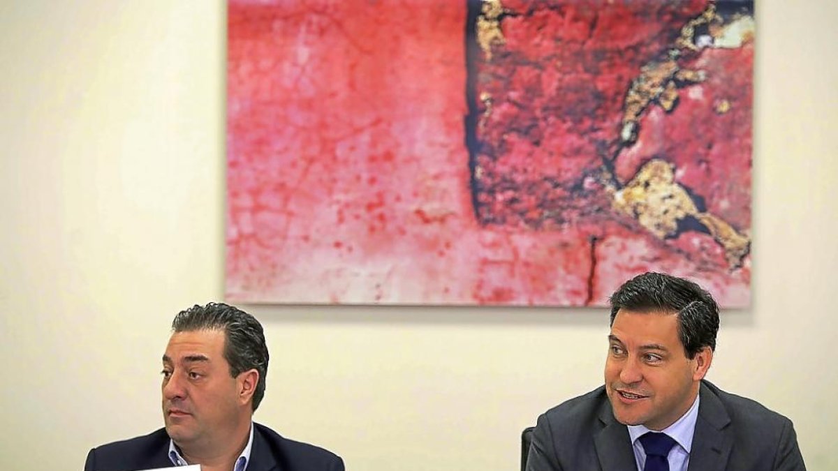 Salvador Cruz y Raúl de la Hoz, ayer, en la reunión de la junta de portavoces.-ICAL