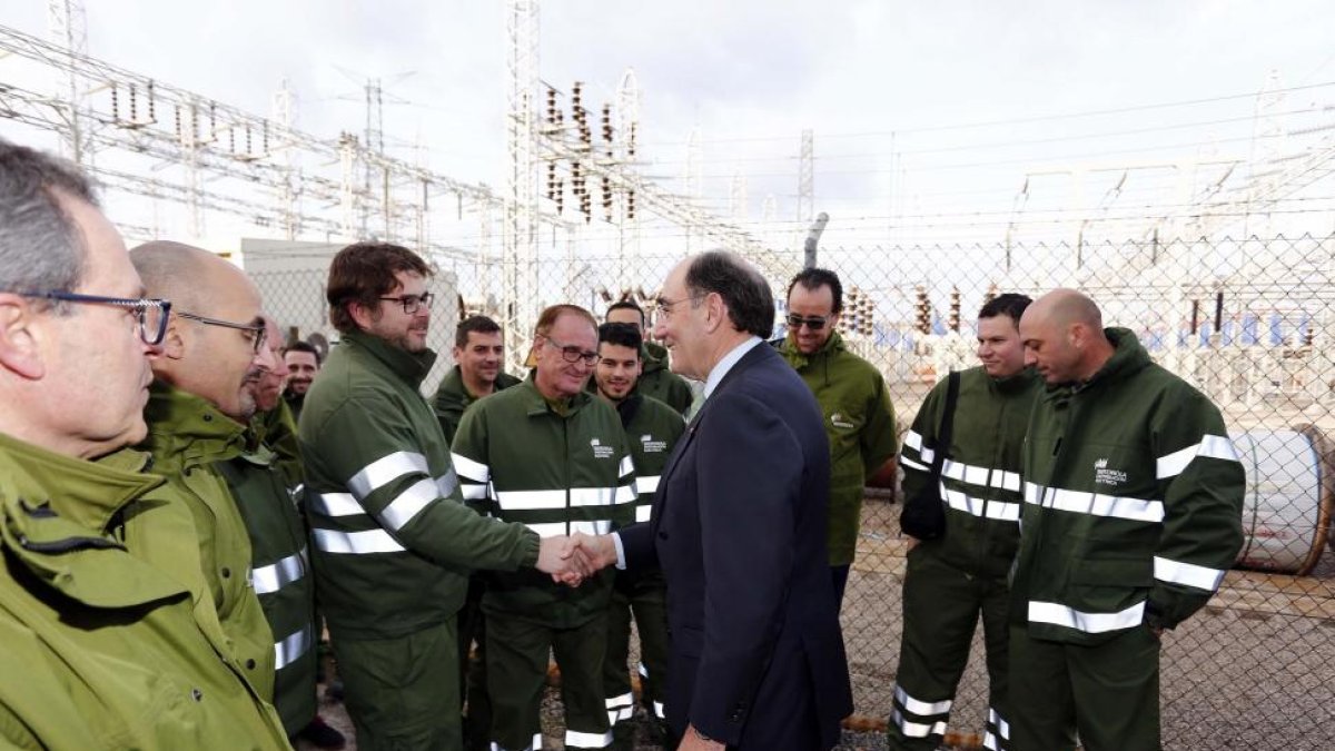 El presidente de Iberdrola, Ignacio Sánchez Galán, con empleados de Iberdrola Distribución.-ICAL