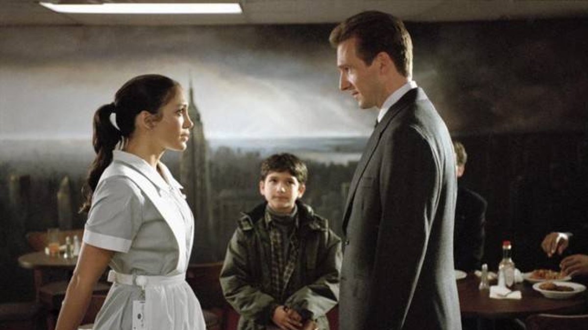 Jennifer López y Ralph Fiennes en una secuencia de 'Sucedió en Manhattan'.-