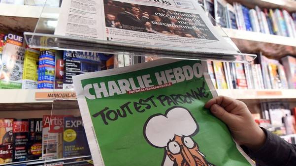 Un hombre mira su ejemplar de 'Charlie Hebdo', frente a un quiosco de Montpellier.-Foto:   AFP / PASCAL GUYOT