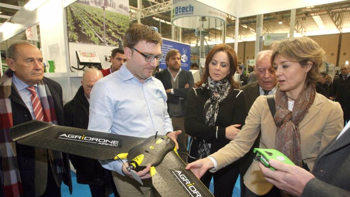La ministra de Agricultura, Alimentación y Medio Ambiente, Isabel García Tejerina, y la consejera de Agricultura y Ganadería, Silvia Clemente, observan un dron en la inauguración de la IV edición de la Feria Agraria-Ical