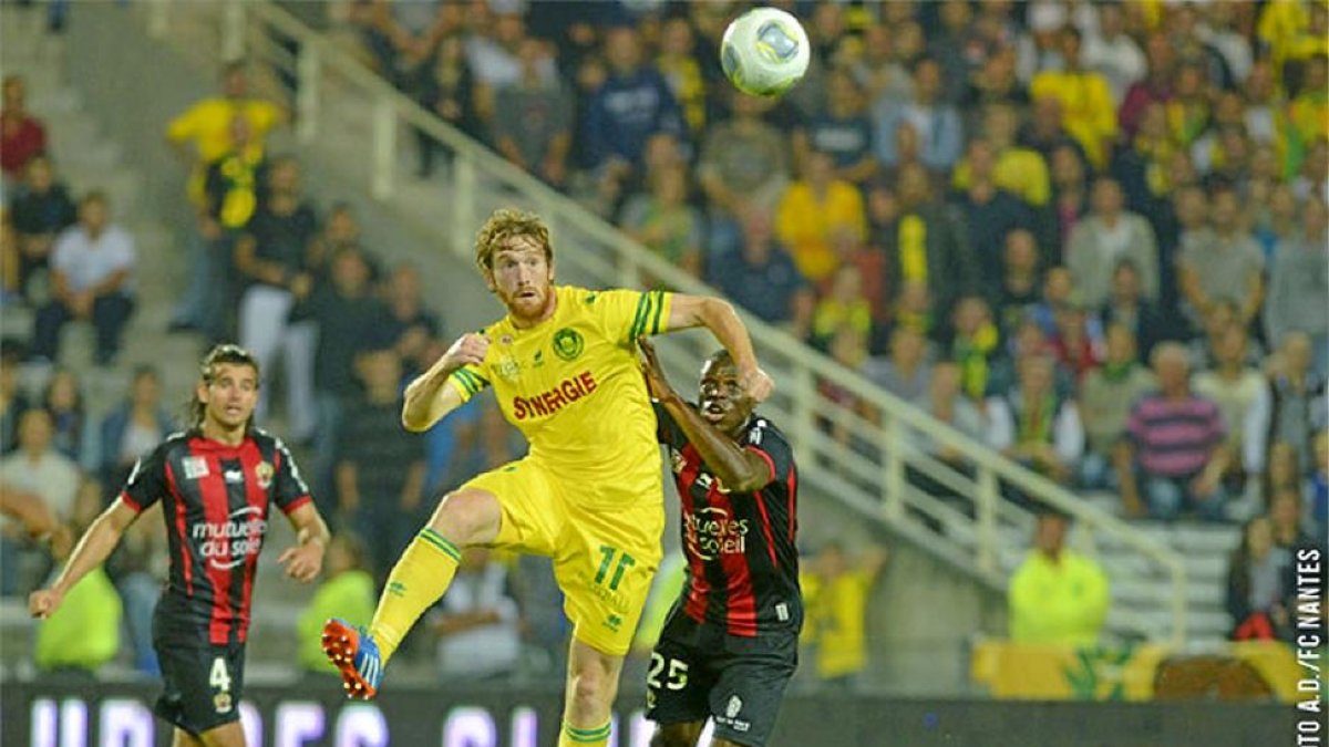 Aristeguieta salta para cabecear el balón durante un partido del Nantes .-FCNANTES.COM