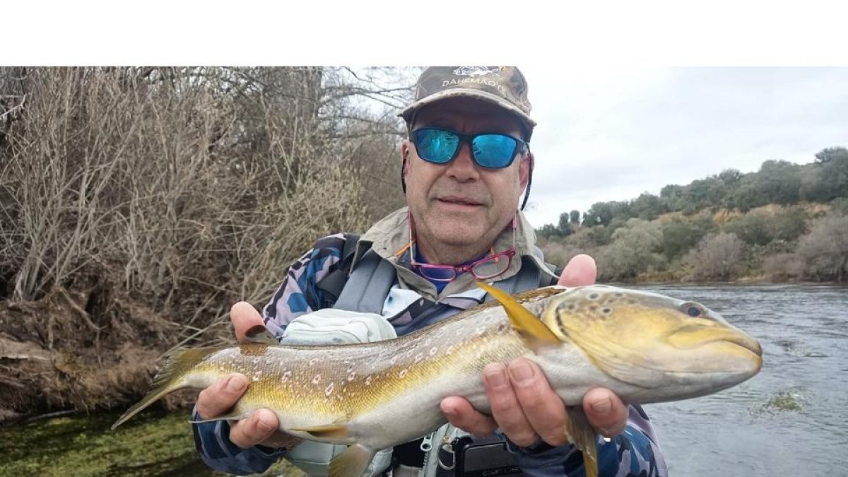 El salmantino Tasio Redondo con una trucha del EDS del río Tormes. / LDF