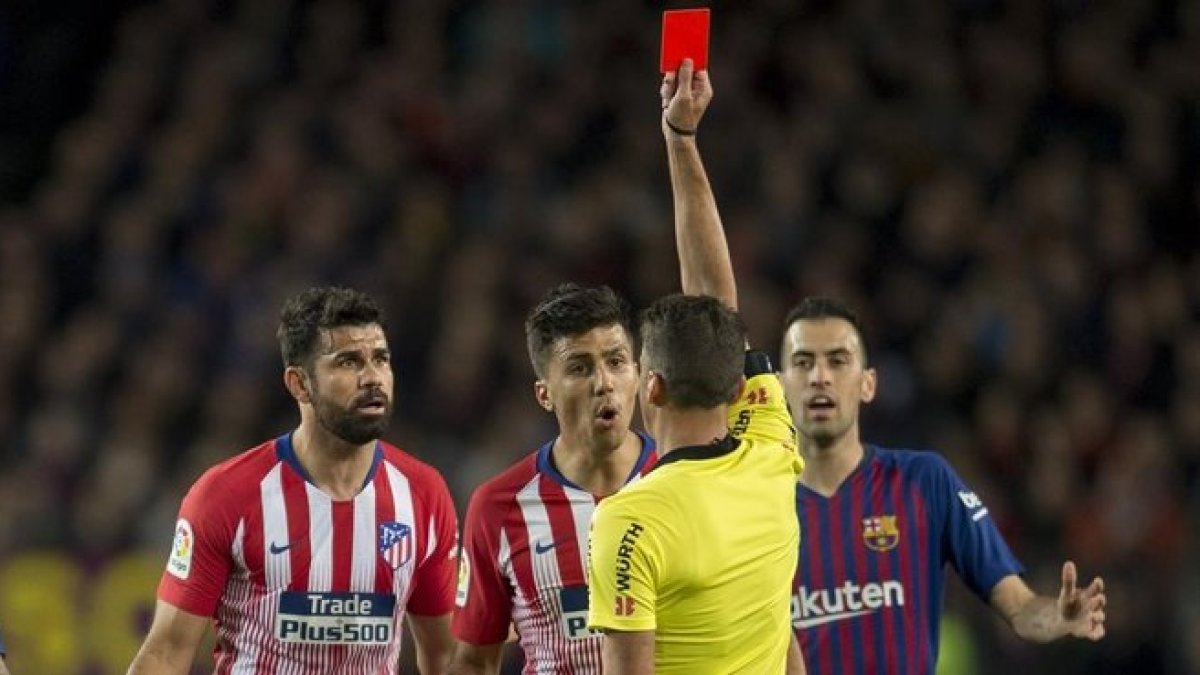 El árbitro Gil Manzano muestra la tarjeta roja a Diego Costa por insultar a su madre.-JORDI COTRINA
