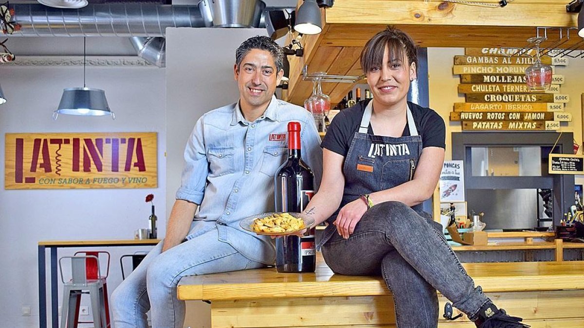Dino Jorge y Verónica del Palacio , con un plato de champiñones en Latinta.-