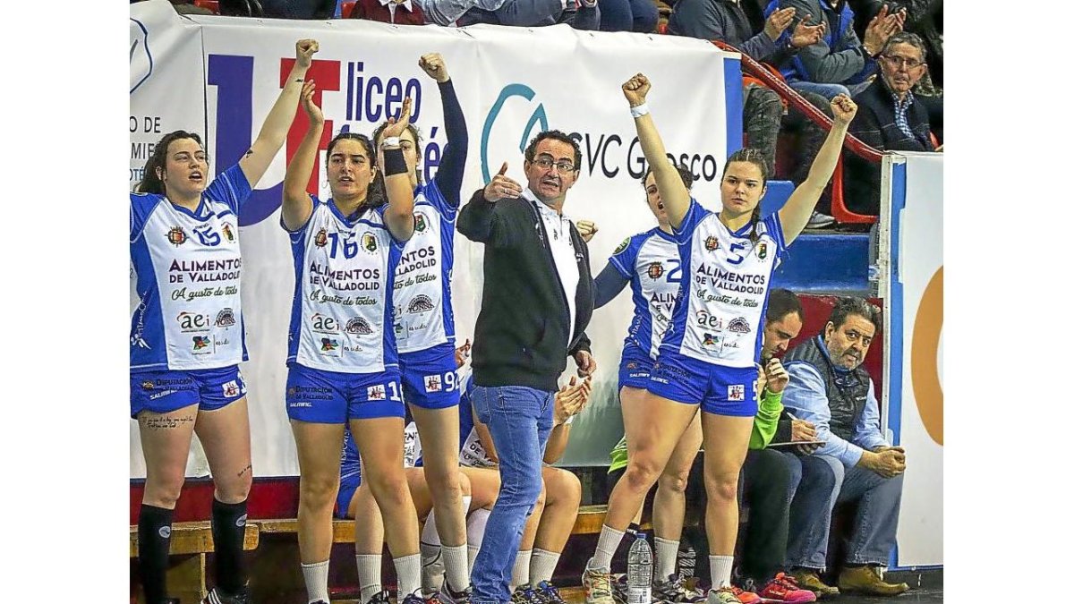 Miguel Ángel Peñas hace indicaciones a su equipo en su vuelta a los banquillos tras la sanción federativa.-M. A. SANTOS