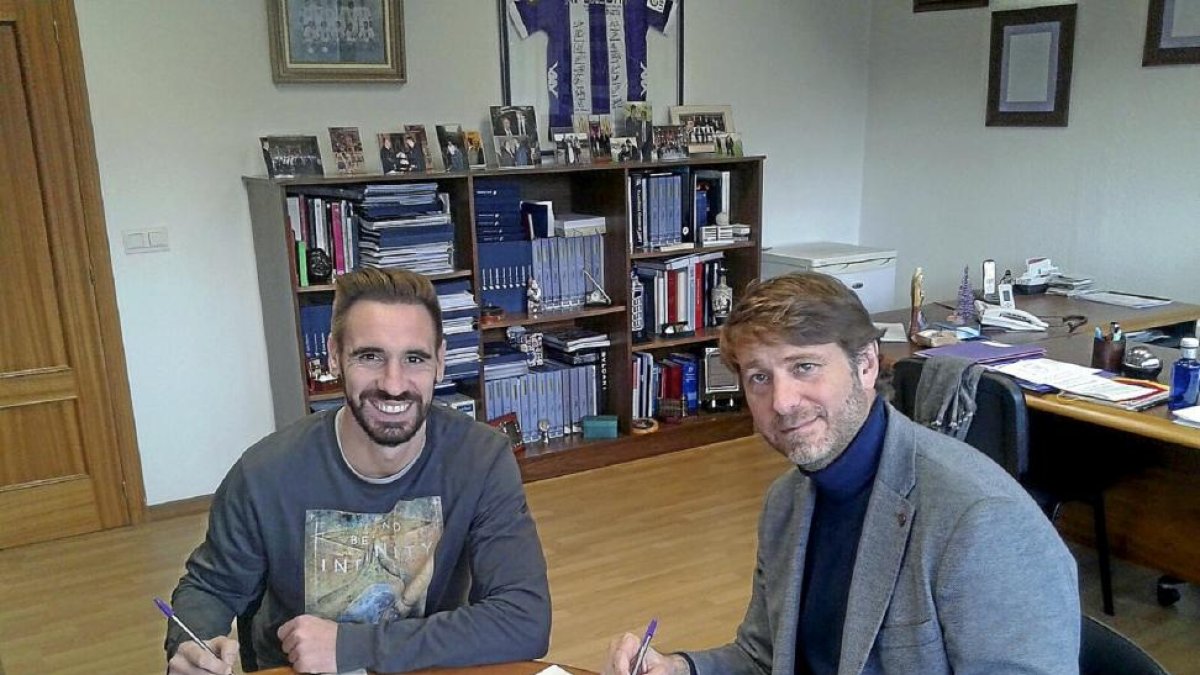 Borja Fernández y Carlos Suárez firman el contrato del nuevo jugador blanquivioleta en el despacho del presidente.-RVCF
