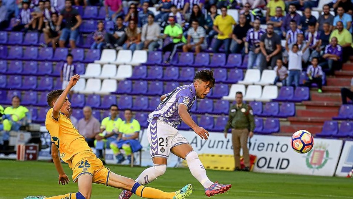 Jose, que reaparece hoy, marcó el primer gol frente al Alcorcón con este zurdazo.-MIGUEL ÁNGEL SANTOS