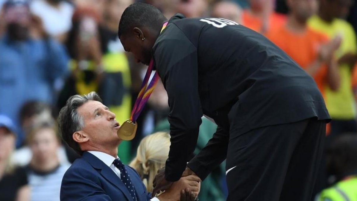 Justin Gatlin, saludado en el podio por Sebastian Coe, presidente de la IAAF-AFP / KIRILL KUDRYAVTSEV